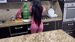 Deliciosa Hijastra Cocinando en Pijama y su Padrastro no Puede Resistir a su Gran Culo Provocativo Thumb