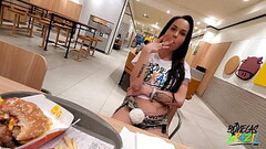 Aleshka Markov apronta dentro do McDonalds enquanto come seu lanche e deixa a Neca sair Thumb