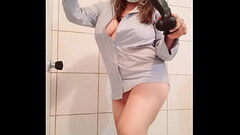 gran dildo penetra muy intenso la vagina  de mujer estudiante doctora, quien esta lista para follar en la ducha mientras sus compa&ntilde_eros estan en clases de anatomia Thumb