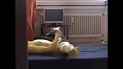 Die Fruchtmilch spritzt in gelbem Nylon aus meinem zuckenden und krampfenden Koerper - milking and cumming in yellow nylon pantyhose catsuit - Perspektive 3 Thumb