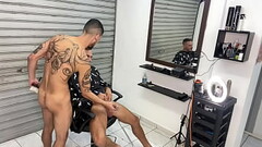 e novinho dando para ele na barbearia Thumb