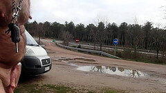 promenade nu un jour de pluie en bord de route Thumb