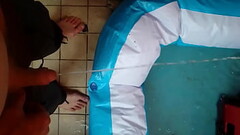 Andy pisst heimlich in einen Swimming-Pool (Was f&uuml_r eine Schweinerei) Thumb